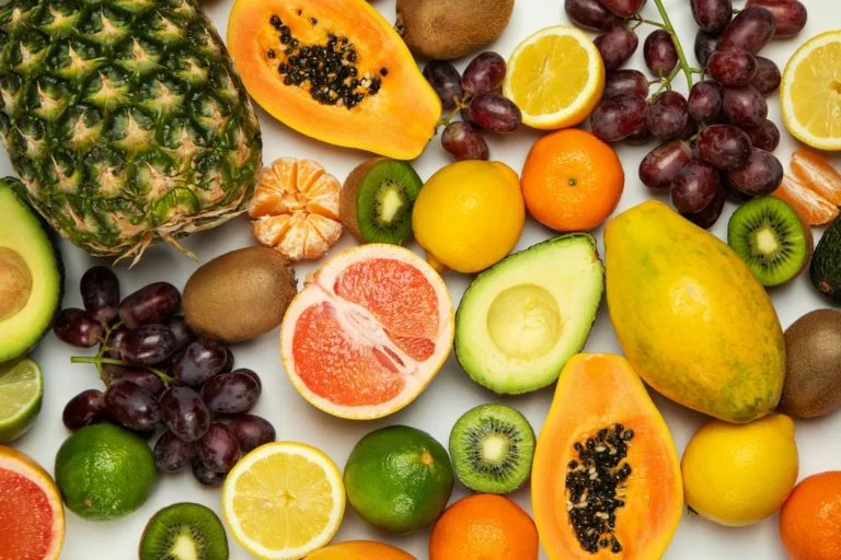 Bowl of fresh berries, apples and citrus, the best low-glycemic fruits for prediabetes