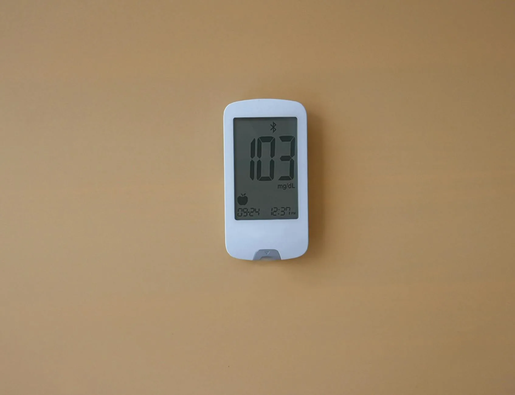 Home glucose meter showing post-meal blood sugar reading after eating oatmeal, prediabetes monitoring