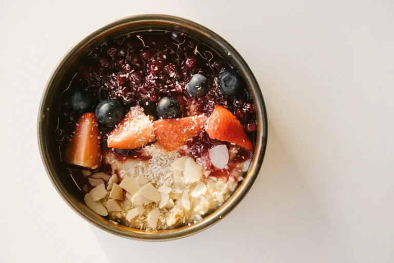 Bowl of steel-cut oatmeal topped with fresh berries and chia seeds, a blood sugar-friendly breakfast for prediabetes
