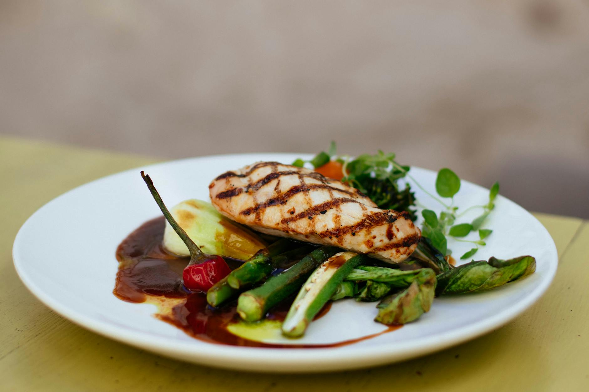 Balanced prediabetes-friendly dinner plate with vegetables and lean protein