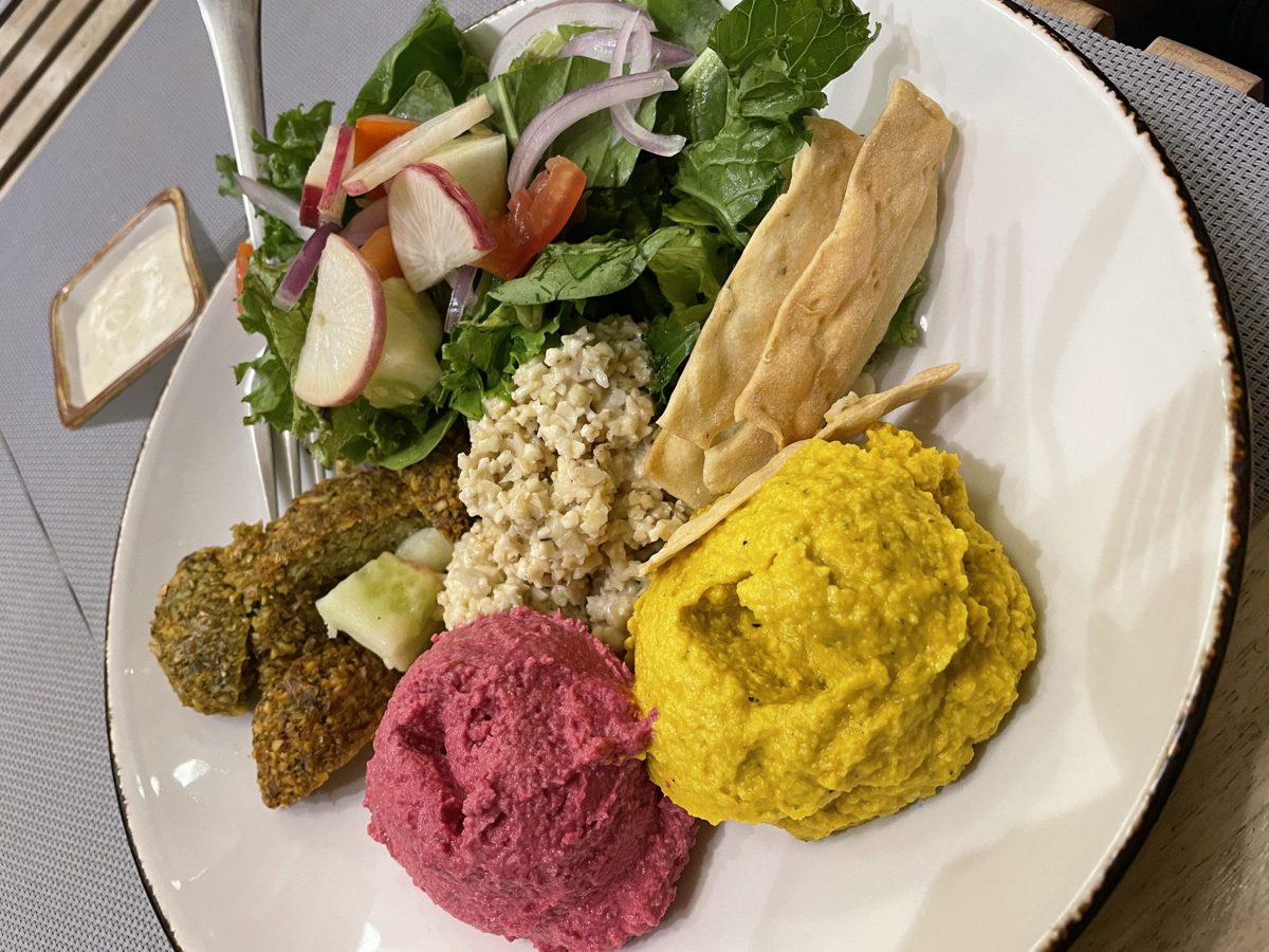 A balanced plate of protein, vegetables and healthy fats designed to keep blood sugar steady